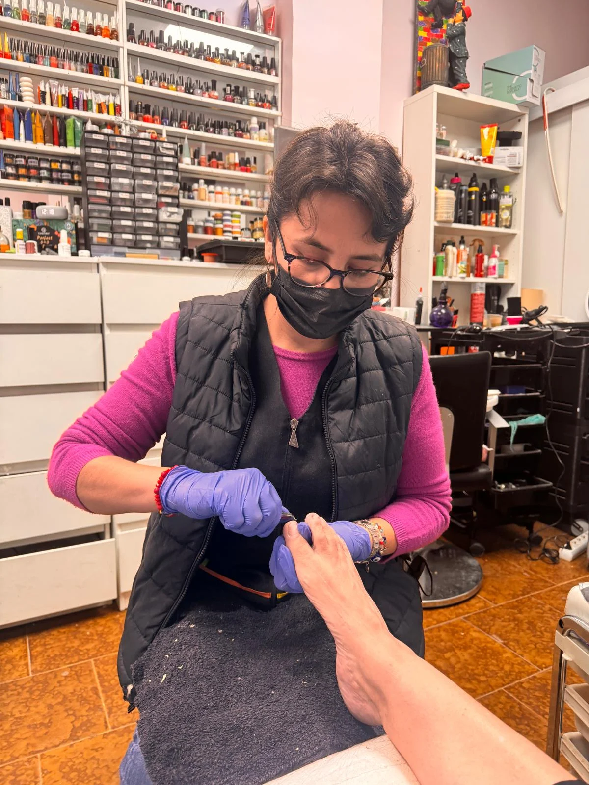 Paula trabajando en su salón de belleza